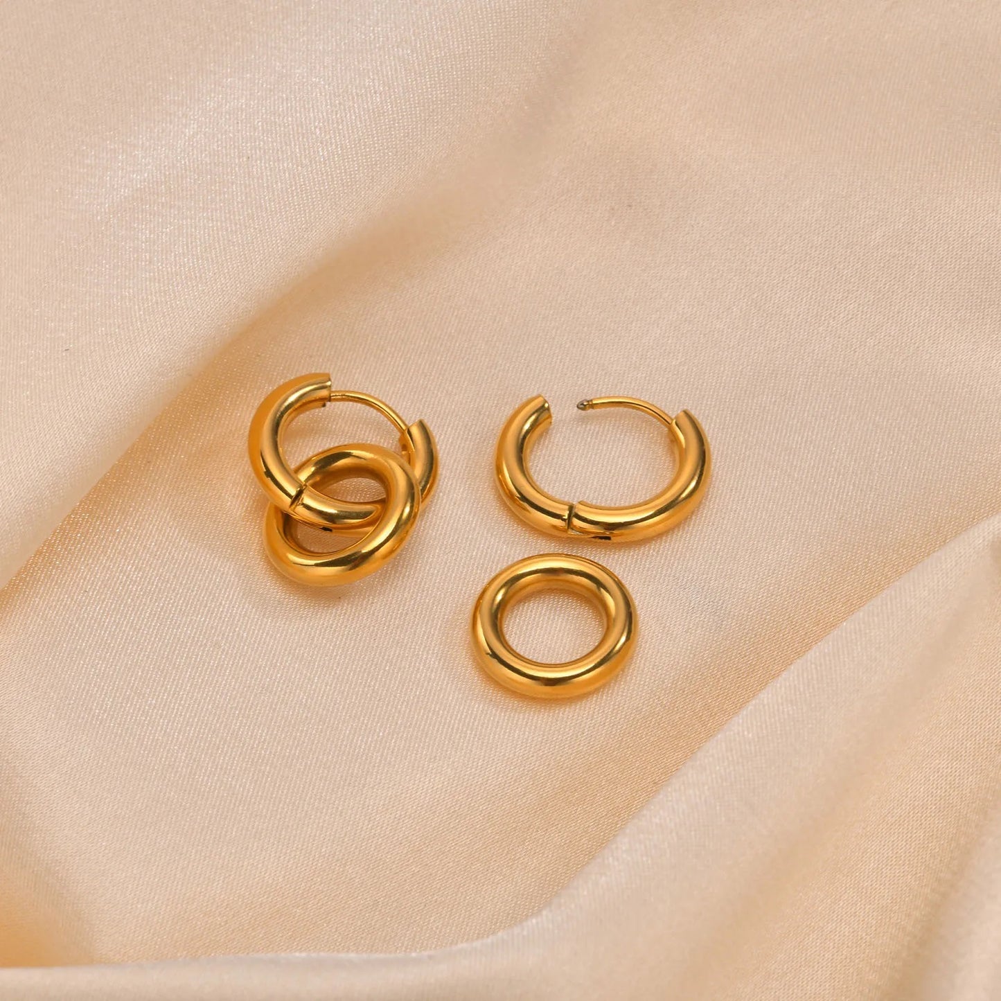 Stålörhängen med 18K förgyllning 26MM