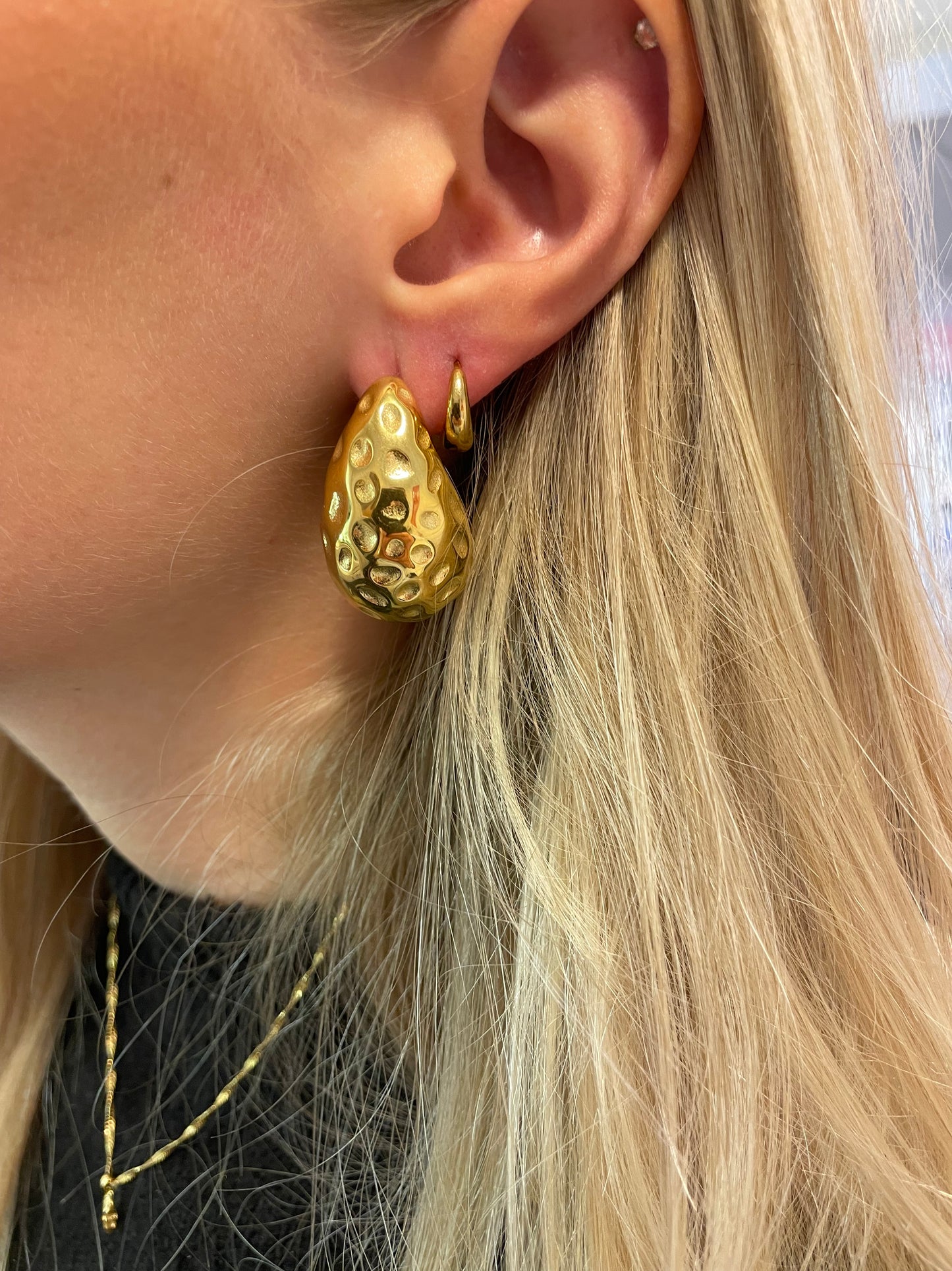 Stålörhängen med 18K förgyllning 32MM