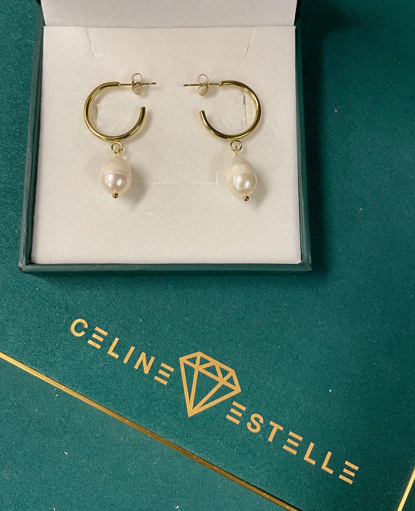 Stålörhängen med 18K förgyllning och Sötvattenpärlor