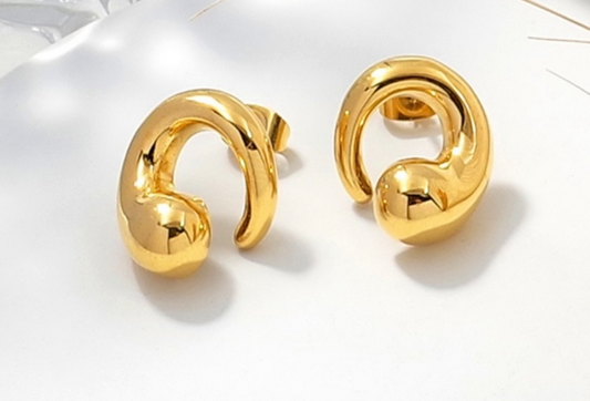 Stålörhängen med 18K förgyllning