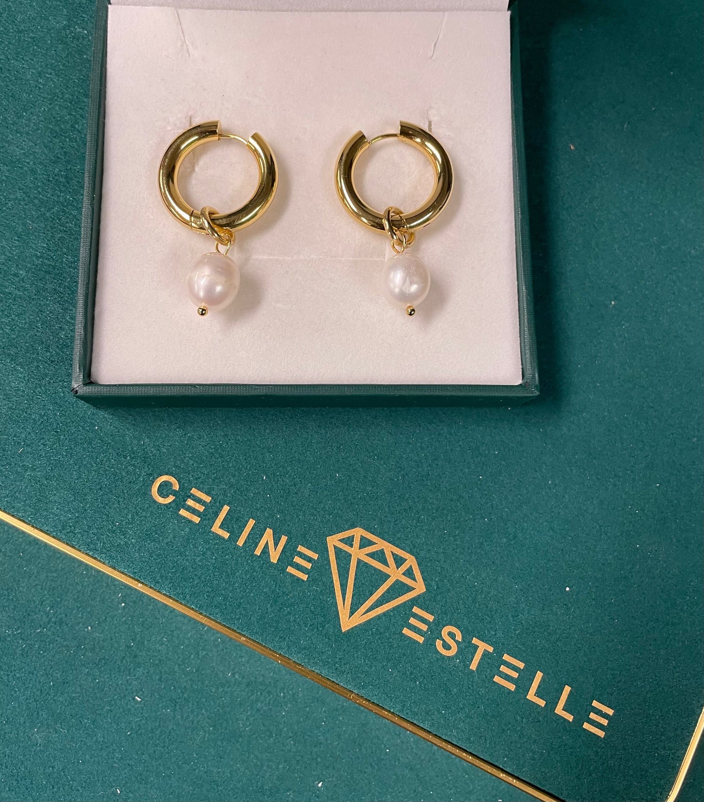 Stålörhängen med 18K förgyllning och Sötvattenpärlor