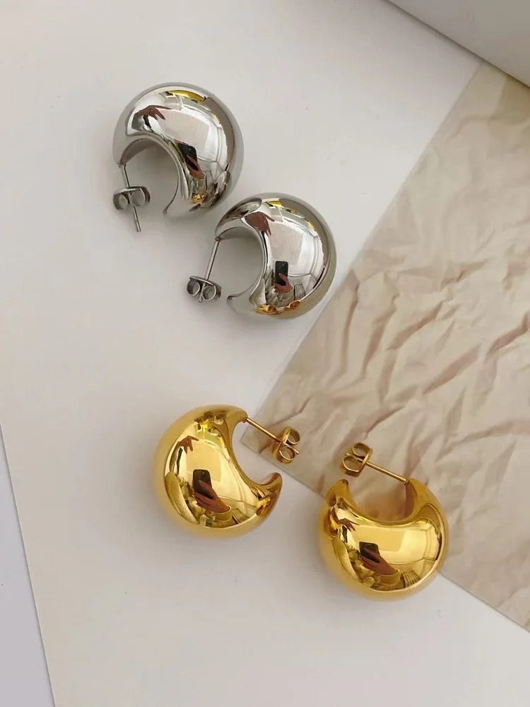 Stålörhängen med 18K förgyllning