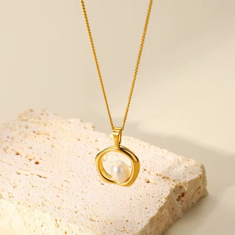 Stålhalsband med 18K förgyllning och Sötvattenpärla 40+5 cm