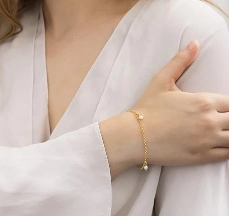 Stålarmband med 18K förgyllning och Sötvattenpärlor 16+4 cm