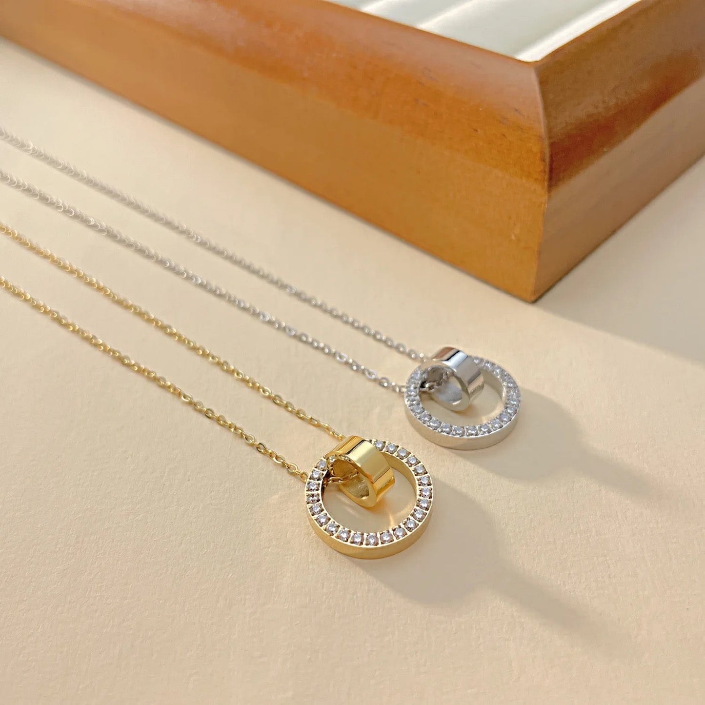 Stålhalsband med 18K förgyllning och CZ 40+5 cm