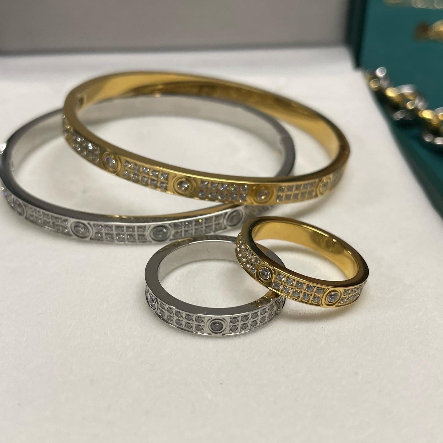 Stålring med 18K förgyllning och CZ (4MM)