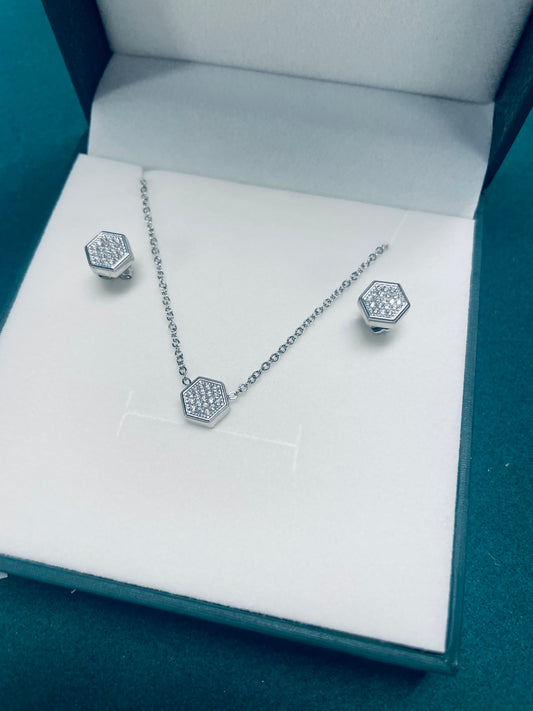 Stålörhängen med CZ