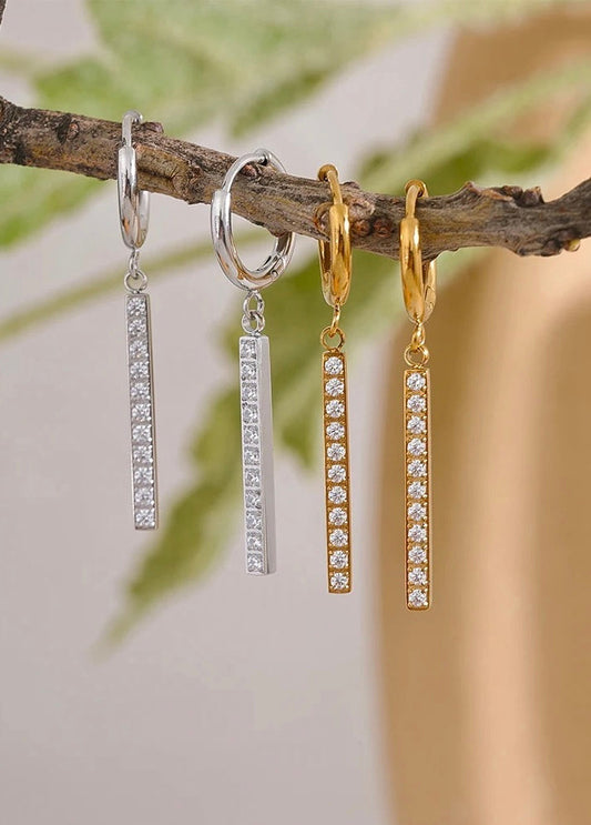 Stålörhängen med 18K förgyllning och CZ