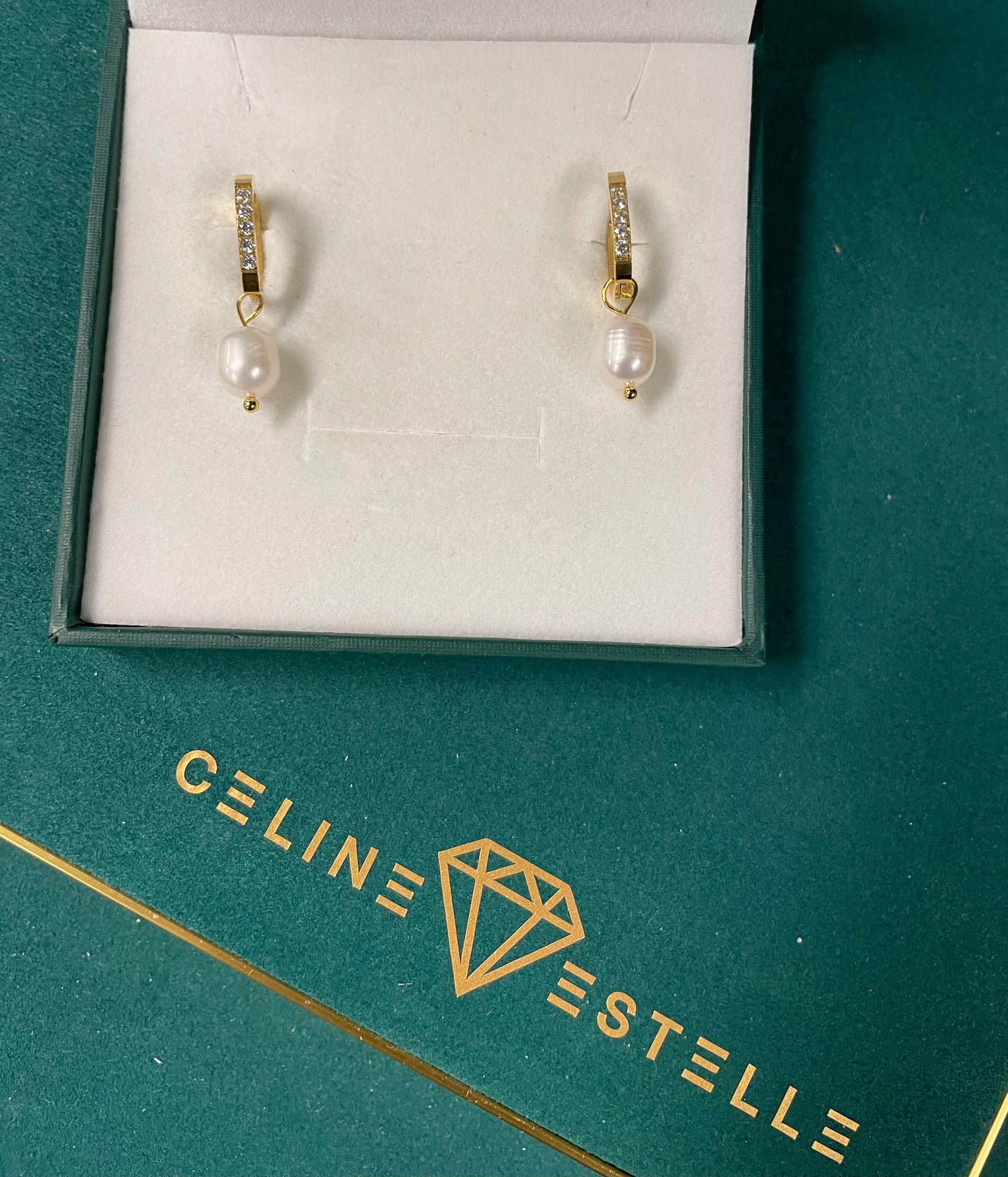 Stålörhängen med 18K förgyllning, CZ och Sötvattenpärlor (OVAL)