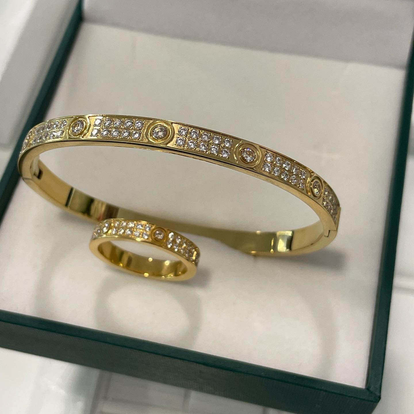 Stålring med 18K förgyllning och CZ (4 MM)