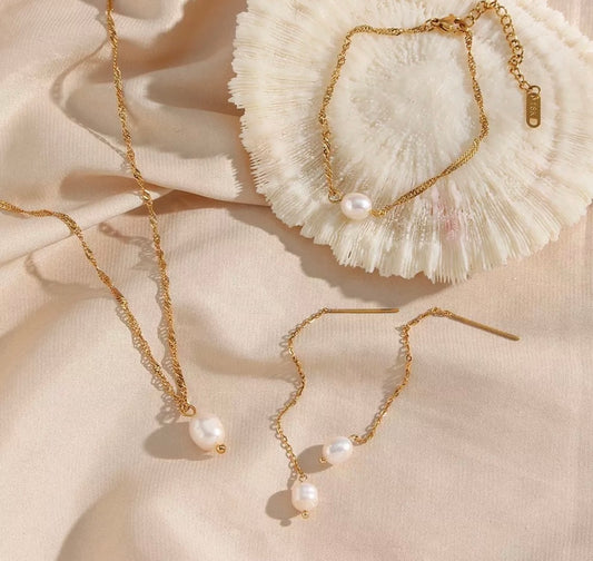 Stålörhängen med 18K förgyllning och Sötvattenpärlor