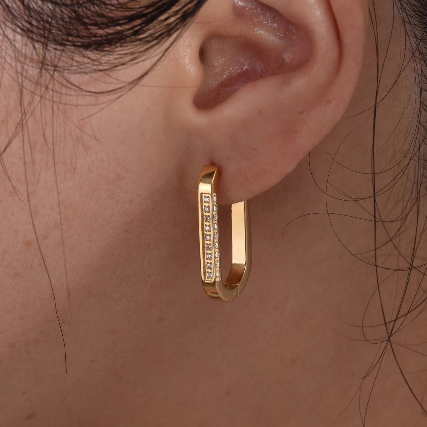 Stålörhängen med 18K förgyllning och CZ 25MM